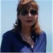 Insegnante impartisce lezioni private di italiano a studenti stranieri