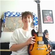 Profesor de guitarra imparte una hora de clase a la semana a niños y jóvenes de todas las edades