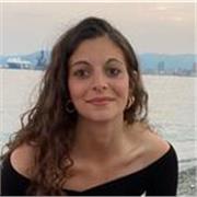 Studentessa di statistica impartisce lezioni di matematica a ragazzi delle medie e primi anni di liceo