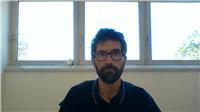 Chimico, lavoratore nel settore della chimica delle acque, impartisce lezioni a persone interessate