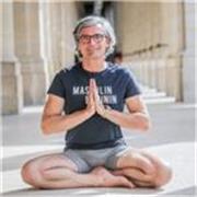 professeur de yoga et sophrologue
