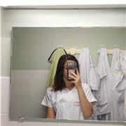 Étudiante infirmière pouvant aidé en calcul et en biologie