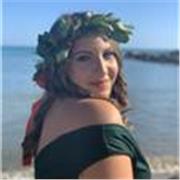 Laureata in lingue per la comunicazione interculturale, specialista in arabo. Amo trasmettere il mio sapere, sono paziente