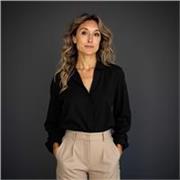 Esperta di lingua italiana con background in filologia, lezioni per stranieri online, metodo immersivo per parlare fin da subito.