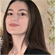 Laureata in lingue e letterature moderne con il massimo dei voti, offre lezioni di lingua e letteratura spagnola