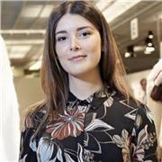 Sono giovane e appassionata, possiamo imparare divertendoci. Mi chiamano la maga di Photoshop, sei pronto/a a fare magie insieme? :)