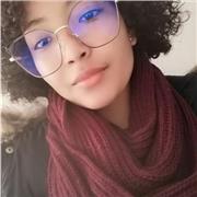 Estudiante universitaria de la carrera Administración de empresas muestra herramientas digitales que te permitirán desarrollar una idea de negocio