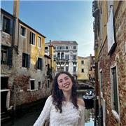 Profesora de clases de apoyo para niños de forma presencial