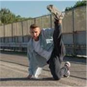 Allenamento tecnico con percorsi intensivi e creativi di danza contemporanea e urban con focus su tecniche d’improvvisazione