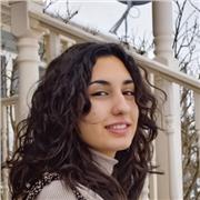 Studentessa universitaria insegna di Matematica per liceali