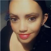 Niñera colabora en clases de inglés para niños de primaria, ofreciendo sus servicios como niñera