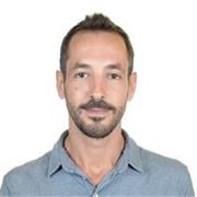 Profesor de inglés imparte clase a alumnos de todas las edades