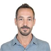 Profesor de inglés imparte clase a alumnos de todas las edades