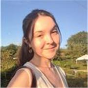 Soy estudiante universitaria, domino bien el Inglés y 
 el Euskera para enseñar a niños