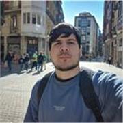 Hola, qué tal? Soy profesor de inglés con 4 años de estudios, títulos y certificados. Soy muy bueno con los niños, se me da bien