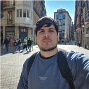 Hola, qué tal? Soy profesor de inglés con 4 años de estudios, títulos y certificados. Soy muy bueno con los niños, se me da bien