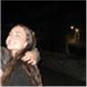 Profesora de apoyo de inglés para ayudar a niños de forma presencial