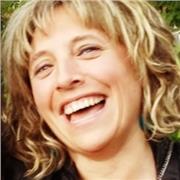 Soy una profesora capacitada para impartir docencia en dos disciplinas: Lengua castellana para primaria y secundaria y español para extranjeros. Y por otra parte soy especialista en comercio, marketing y publicidad