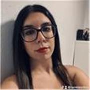 con estudios en biología, historia y lengua titulada 