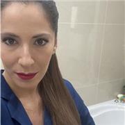 Professionista offre lezioni ad apprendisti parrucchieri