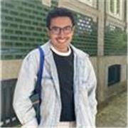 Profesor de diseño textil y de moda, especializado en el desarrollo de técnicas innovadoras y la creación de prendas.