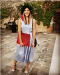 Ragazza laureata impartisce lezioni in lingua spagnola per livello medio - alto