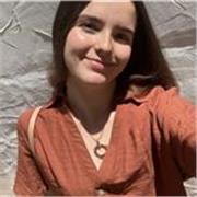 Profesora de inglés con certificado oficial Cambridge B2 (First) y actualmente cursando el nivel C1 (Advanced)