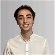 studente del conservatorio impartisce lezioni di pianoforte a studenti di tutte le età