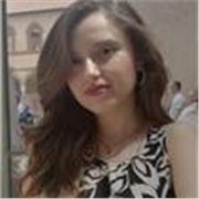 Docente di matematica e fisica impartisce lezioni a studenti di scuola superiore e universitari