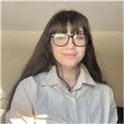 Soy una profesora con seis años de experiencia, incluyendo uno con adultos. Ademas, tengo el certificado TEFL del Trinity College.