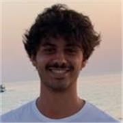 Estudiante universitario imparte clases a jóvenes de todas las edades