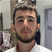 Prof à domicile donne des cours de soutien à des élèves de primaire et secondaire