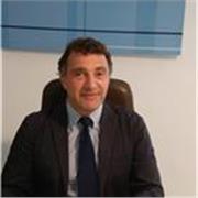 Insegnante di economia aziendale impartisce lezioni