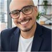 Profesor de primaria, también  de idiomas (inglés,  portugués, español)