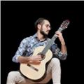 Maestro di chitarra, laureato al conservatorio impartisce lezioni