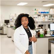 Englisch-Tutor, der Kinder aller Altersgruppen unterrichtet l