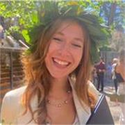 Studentessa impartisce lezioni per studenti delle superiori (Italiano, Inglese, Economia, Latino)