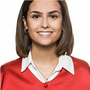 Graduada en el grado bilingüe de Relaciones Internacionales por la Universidad de Navarra