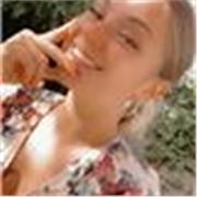 Profesora de inglés imparte clases a niños de todas las edades