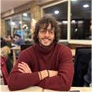 Studente di economia e finanza impartisce lezioni di matematica base a studenti di liceo