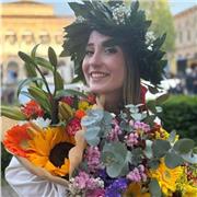 offro lezioni ai bambini delle elementari e ai ragazzi di medie e superiori in storia, italiano, storia dell'arte e geografia.