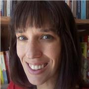 Profesora de artes plásticas imparte clases a personas de todas las edades