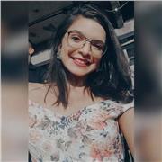 Estudante de direito que ensina crianças de todas as idades