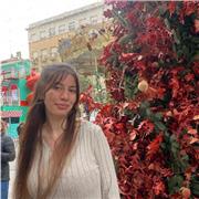 Chica joven estudiando el C1 de inglés. Tengo experiencia con niños y se me da muy bien. También puedo enseñar otras materias.