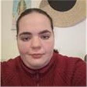 Chica que da apoyo a pequeños de primaria en todas las materias 