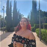 Profesora que imparte clases a niños/as de primaria