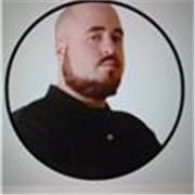 Educador empático, creativo y con gran vocación, capaz de transformar el aprendizaje en una experiencia cercana y divertida.