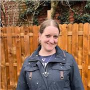 Deutschlehrer, der jedem die Sprache mit Spaß näher bringt.