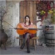 Profesora especializada en niños pequeños. Llevo la música y el violonchelo en la sangre. También doy clases a adultos ;-)