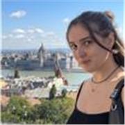 Studentessa universitaria impartisce lezioni di spagnolo per studenti delle scuole medie e superiori